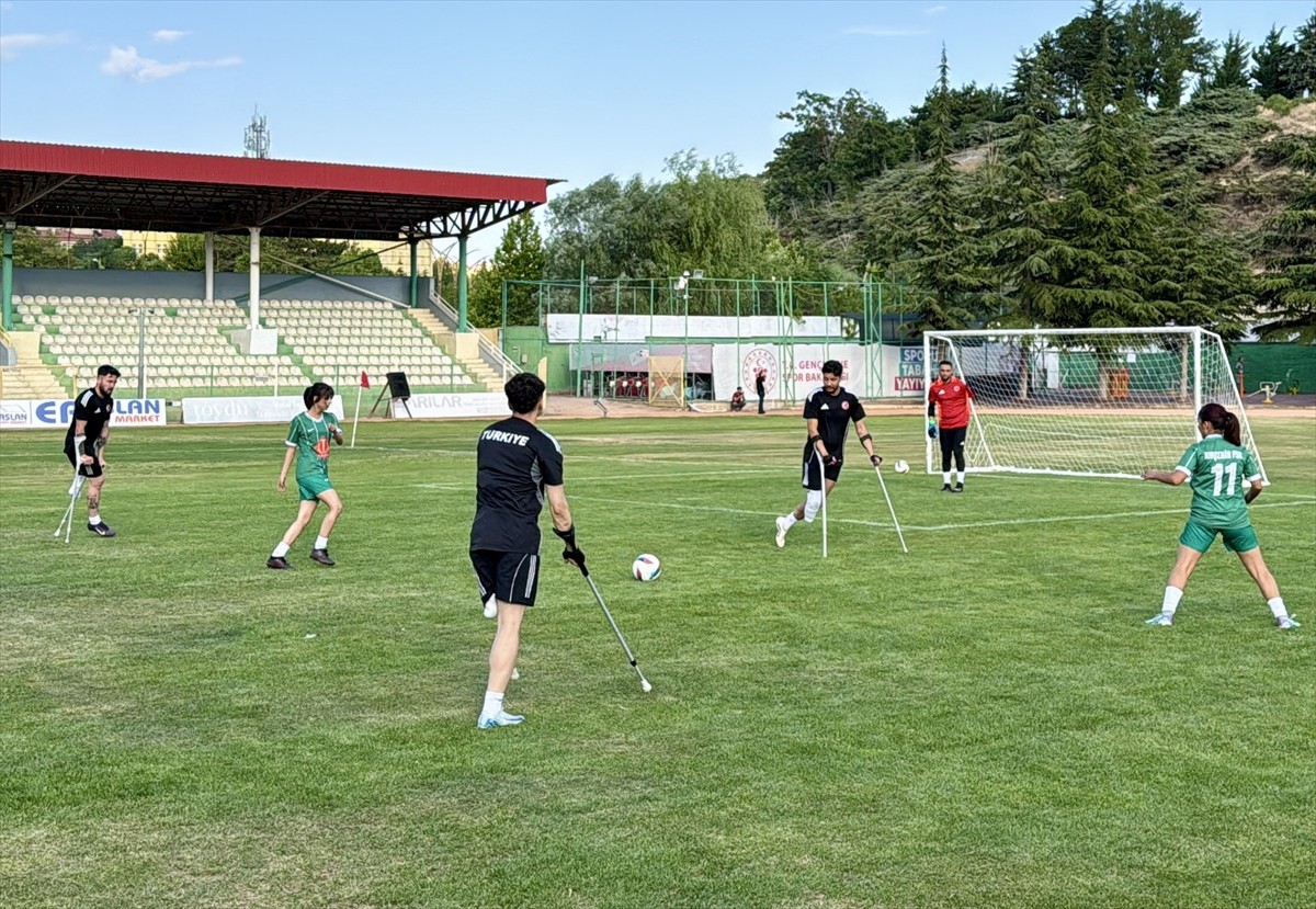 Ampute Milli Futbol Takımı, Kırşehir Futbol SK Kadın Takımı ile gösteri maçına çıktı.
