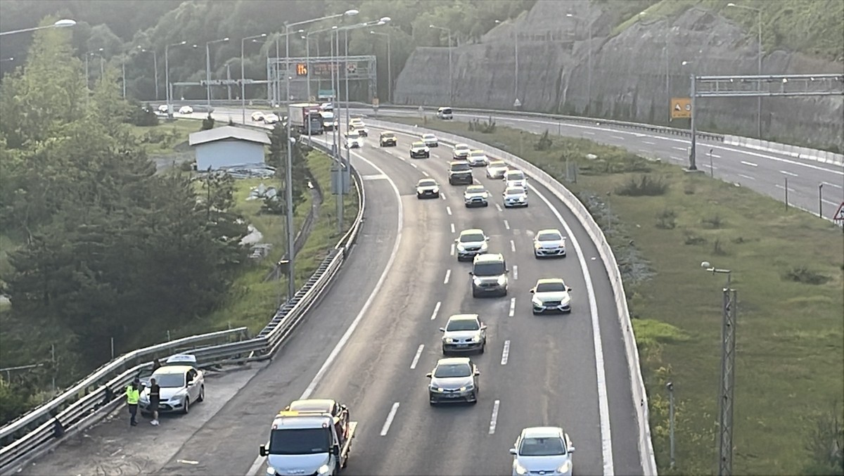 Anadolu Otoyolu'nun Bolu Dağı Tüneli kesiminde, Kurban Bayramı tatili dolayısıyla yola çıkan...