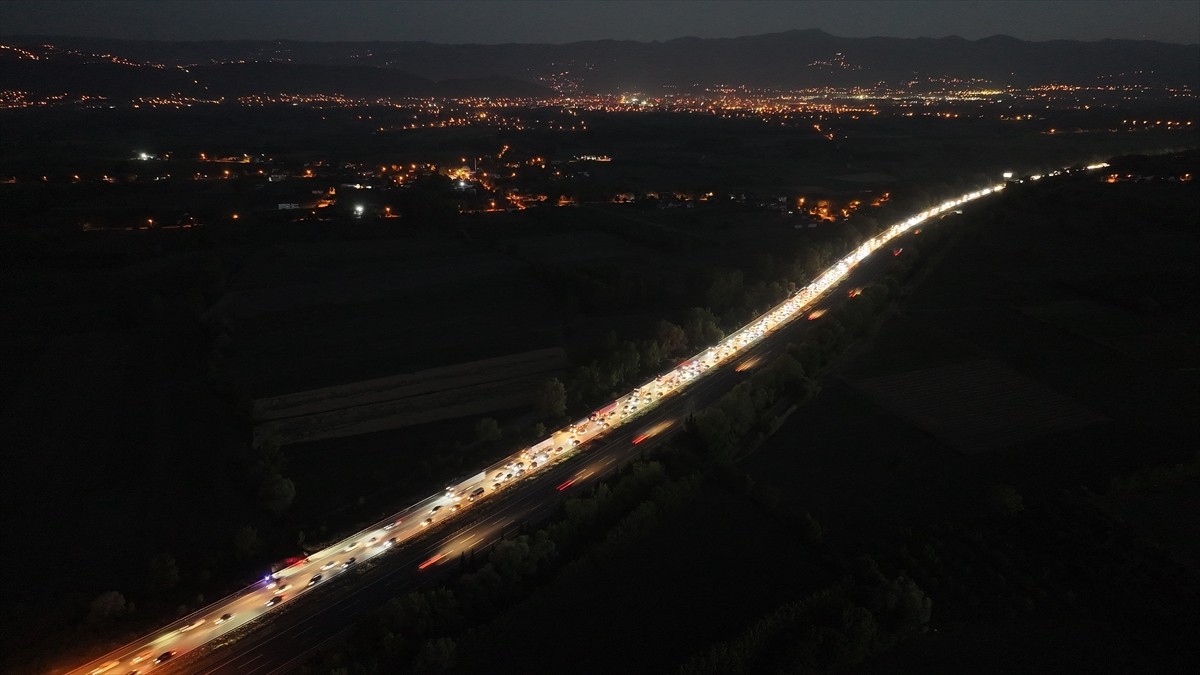 Anadolu Otoyolu'nun Sakarya kesiminde, Kurban Bayramı tatili dolayısıyla bazı sürücülerin yola...