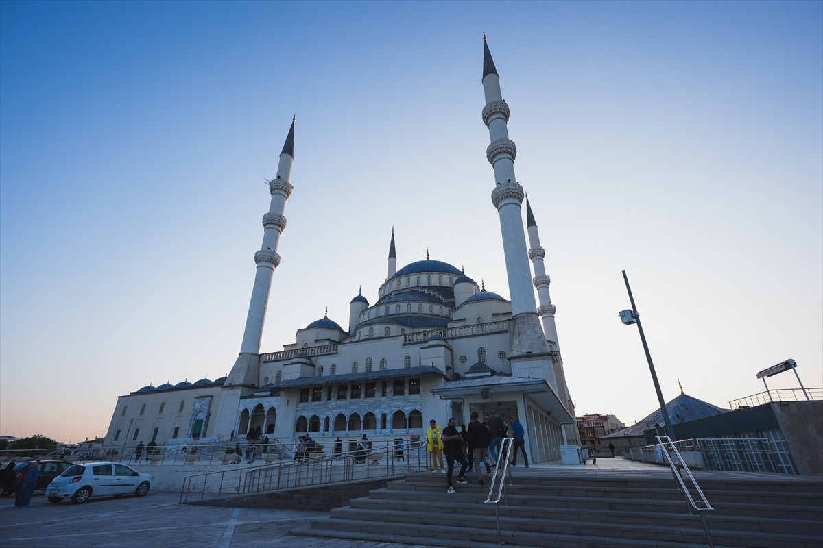 Ankara'da Kurban Bayramı dolayısıyla Kocatepe Camisi'ne gelen vatandaşlar bayram namazını...