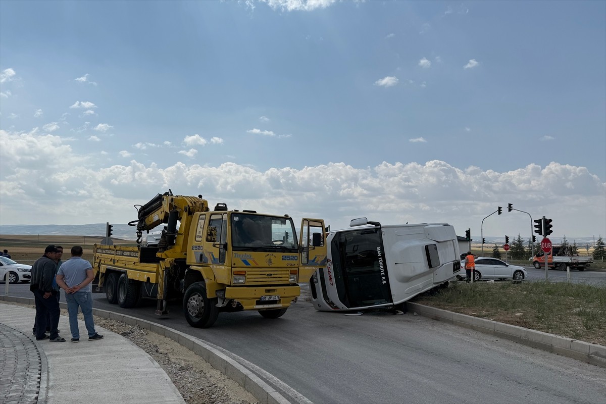 Ankara'nın Çubuk ilçesinde, büyükbaş hayvan yüklü kamyonet ile minibüsün çarpıştığı kazada 3 kişi...