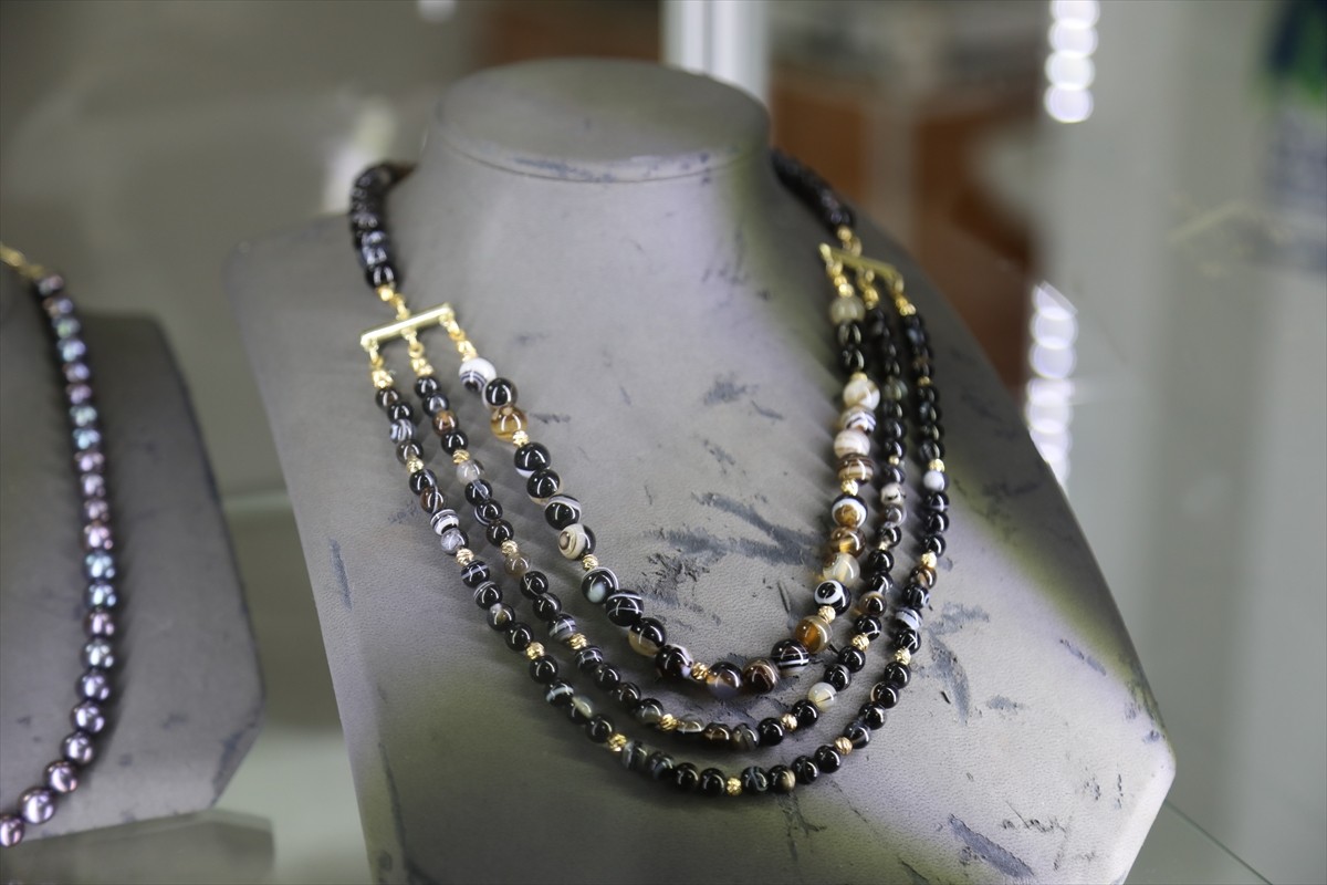 Ankara'nın Çubuk ilçesinde yöreye özgü agat taşıyla takı tasarlayan kadınlar, hem yeni meslek...