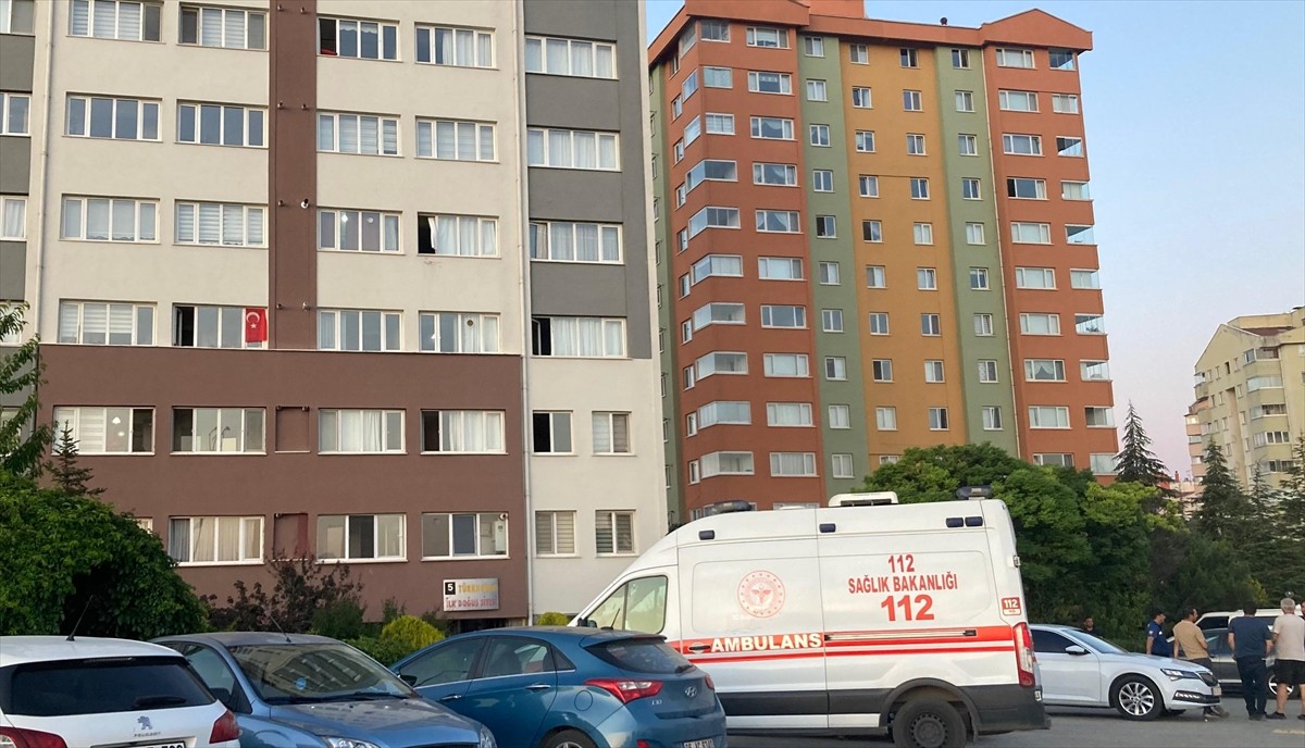 Ankara'nın Etimesgut ilçesinde bir evde buzdolabının buzluk bölümünde bebek cesedi bulundu.