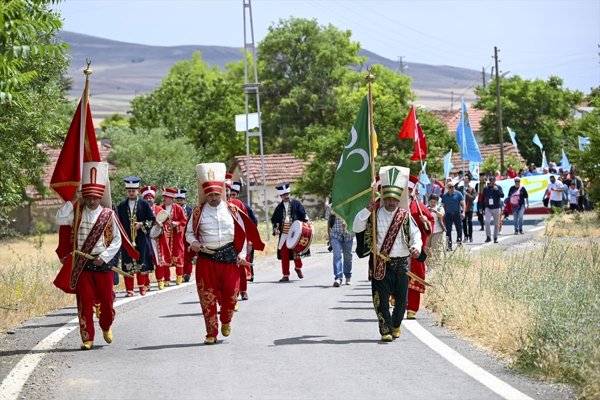 Ankara'nın Polatlı ilçesinde Kırım Gelişim Vakfı tarafından düzenlenen "Kırım Tatar Milli Bayrak...