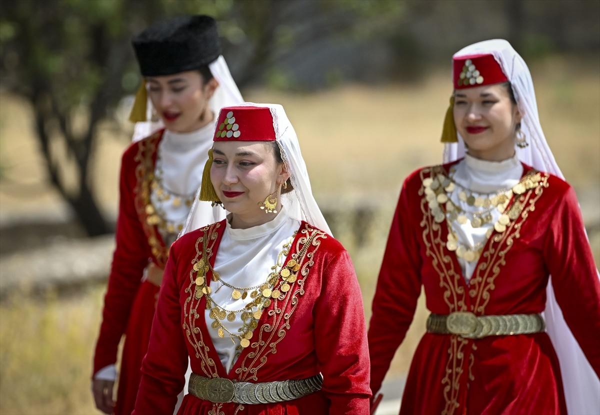 Ankara'nın Polatlı ilçesinde Kırım Gelişim Vakfı tarafından düzenlenen "Kırım Tatar Milli Bayrak...