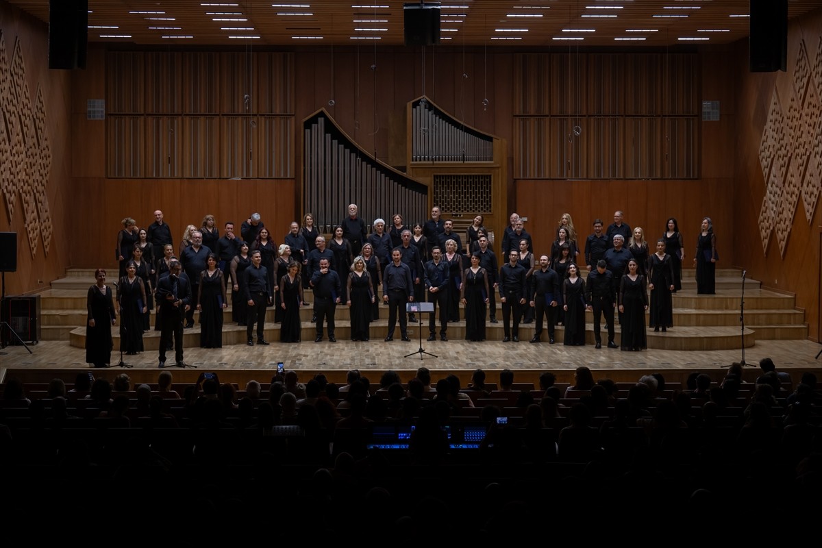 Ankara Devlet Çok Sesli Korosu, 2025 sezonu kapanışını "Yeni Sözler" konseriyle yaptı. Şef Burak...