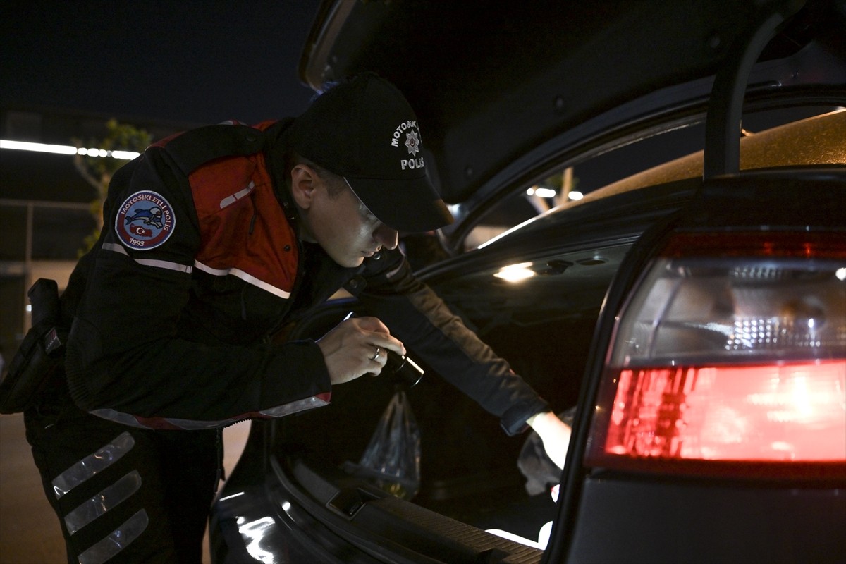 Ankara İl Emniyet Müdürü Engin Dinç, Kurban Bayramı öncesi Keçiören'deki polis uygulama noktasında...