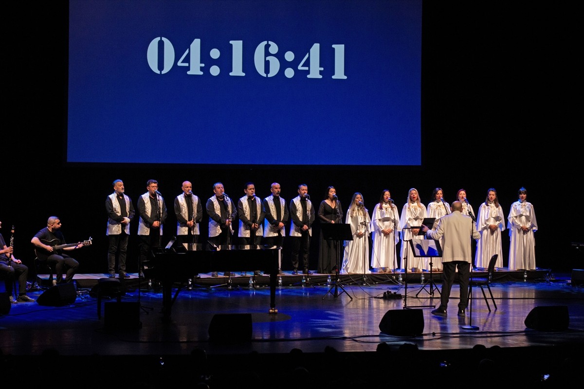 Antakya Medeniyetler Korosu ve sanatçı Karsu, depremzedeler yararına Hollanda'nın Lahey kentinde...