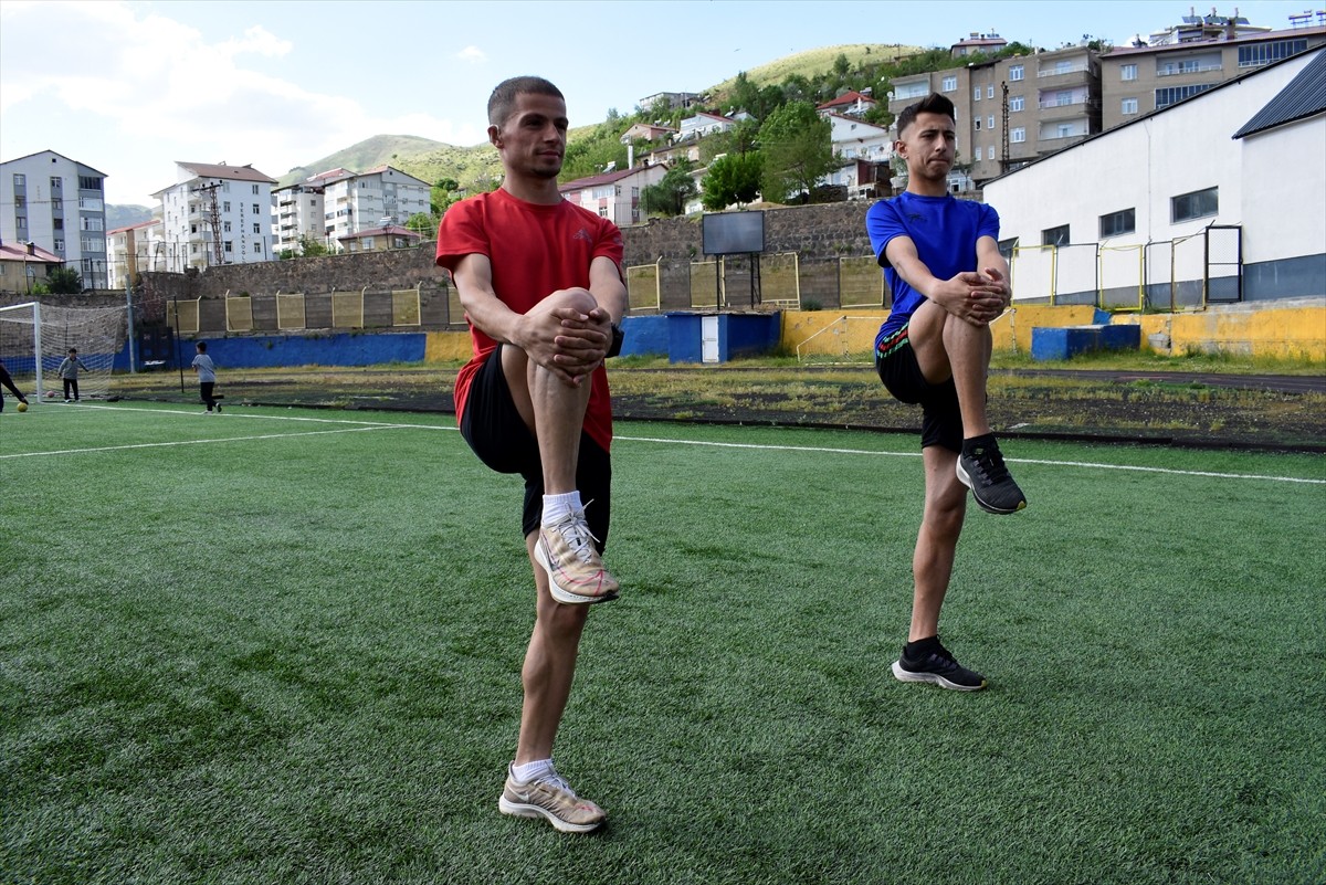 Antalya'da İşitme Engelliler Atletizm Şampiyonası'nda dereceye giren işitme engelli Bitlisli...