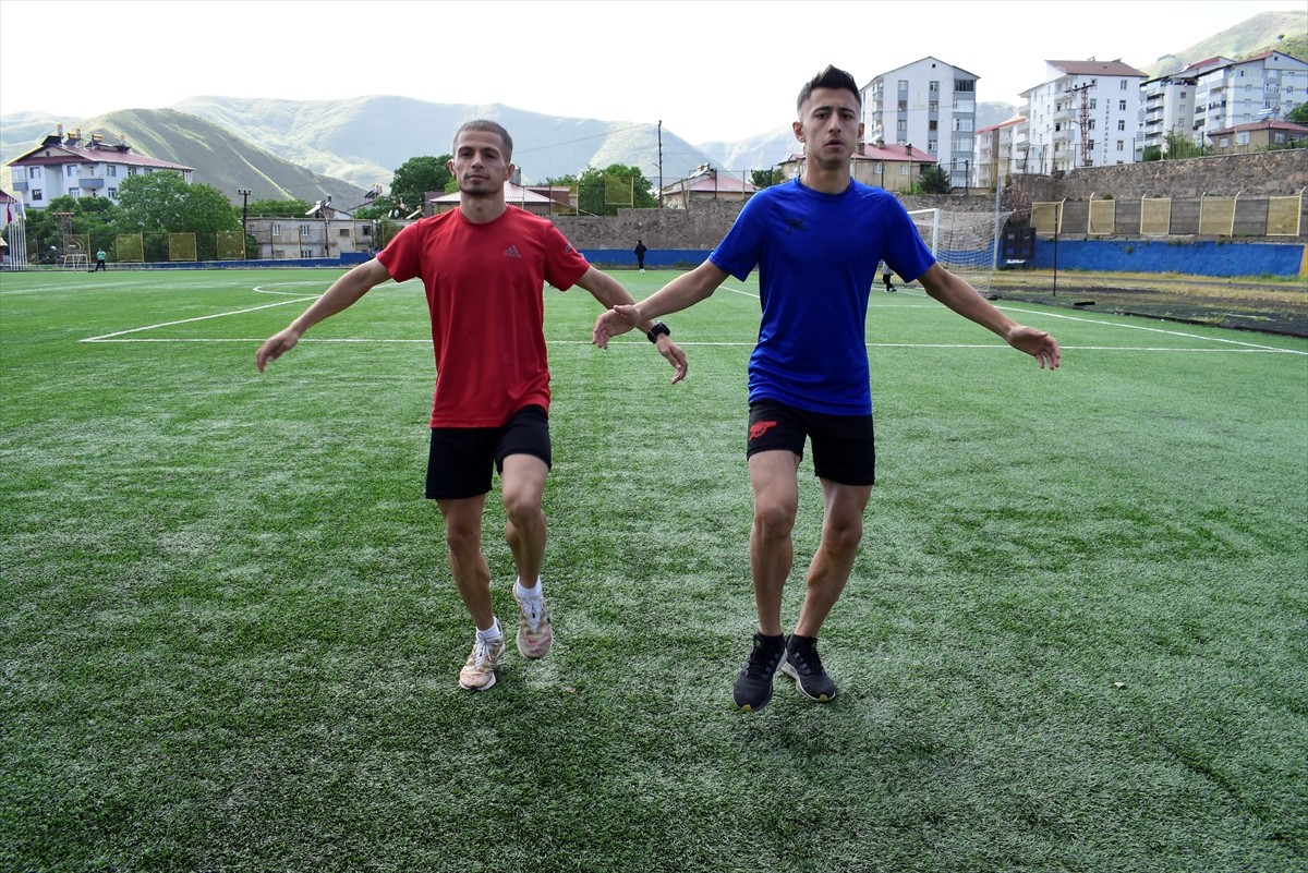 Antalya'da İşitme Engelliler Atletizm Şampiyonası'nda dereceye giren işitme engelli Bitlisli...