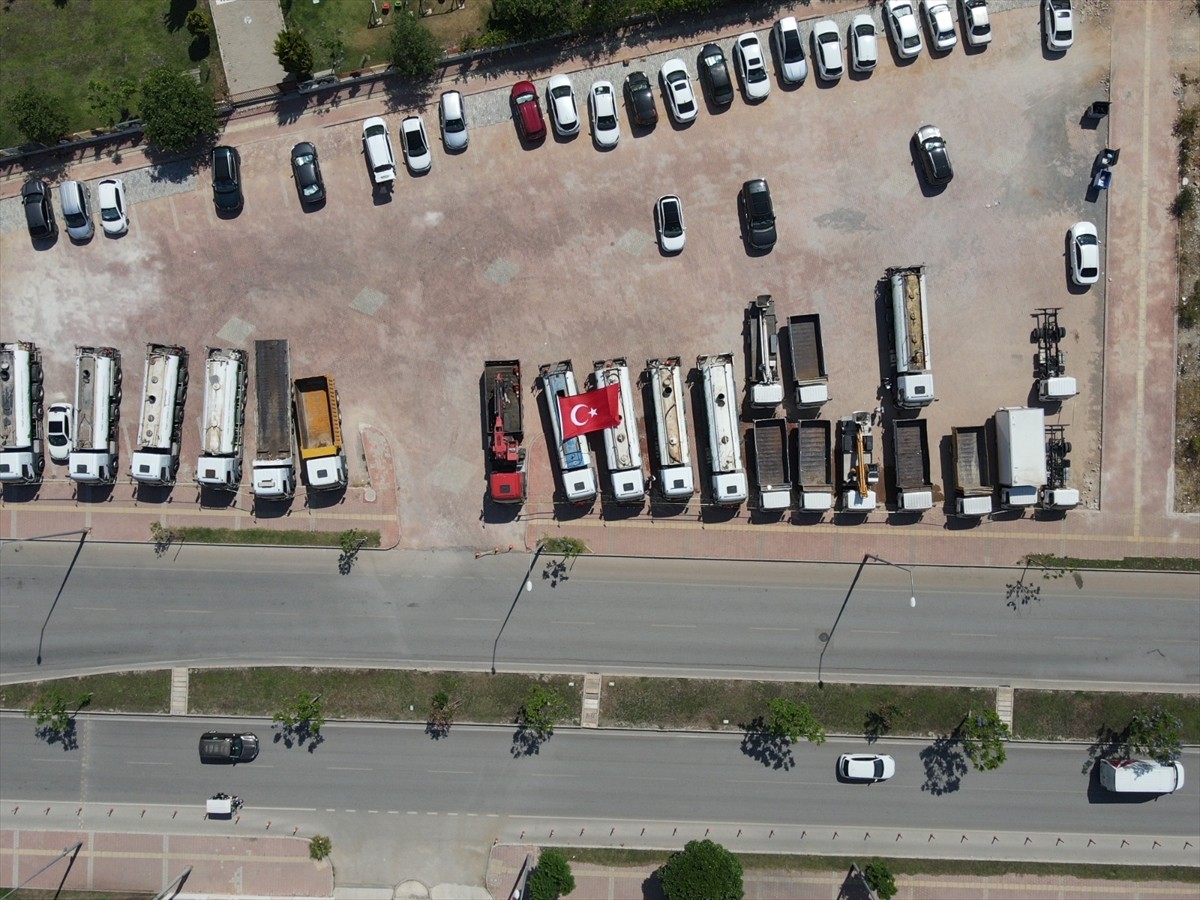 Antalya'da sahte belge düzenleyerek 22 aracı tescil ettirdiği gerekçesiyle 4 şüpheli gözaltına...