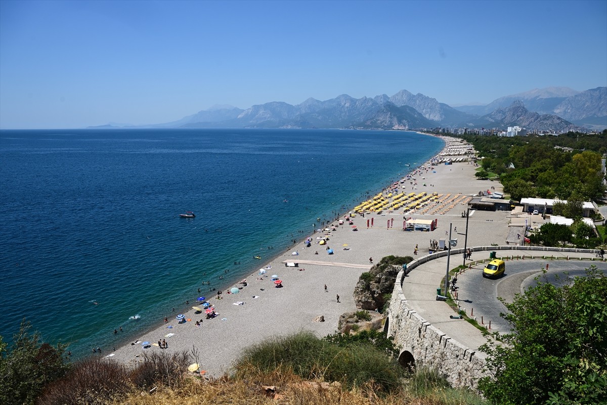 Antalya'da yüzde 76'ya ulaşan nemden ve yüksek sıcaklıktan bunalanlar sahilleri doldurdu. Sıcak...