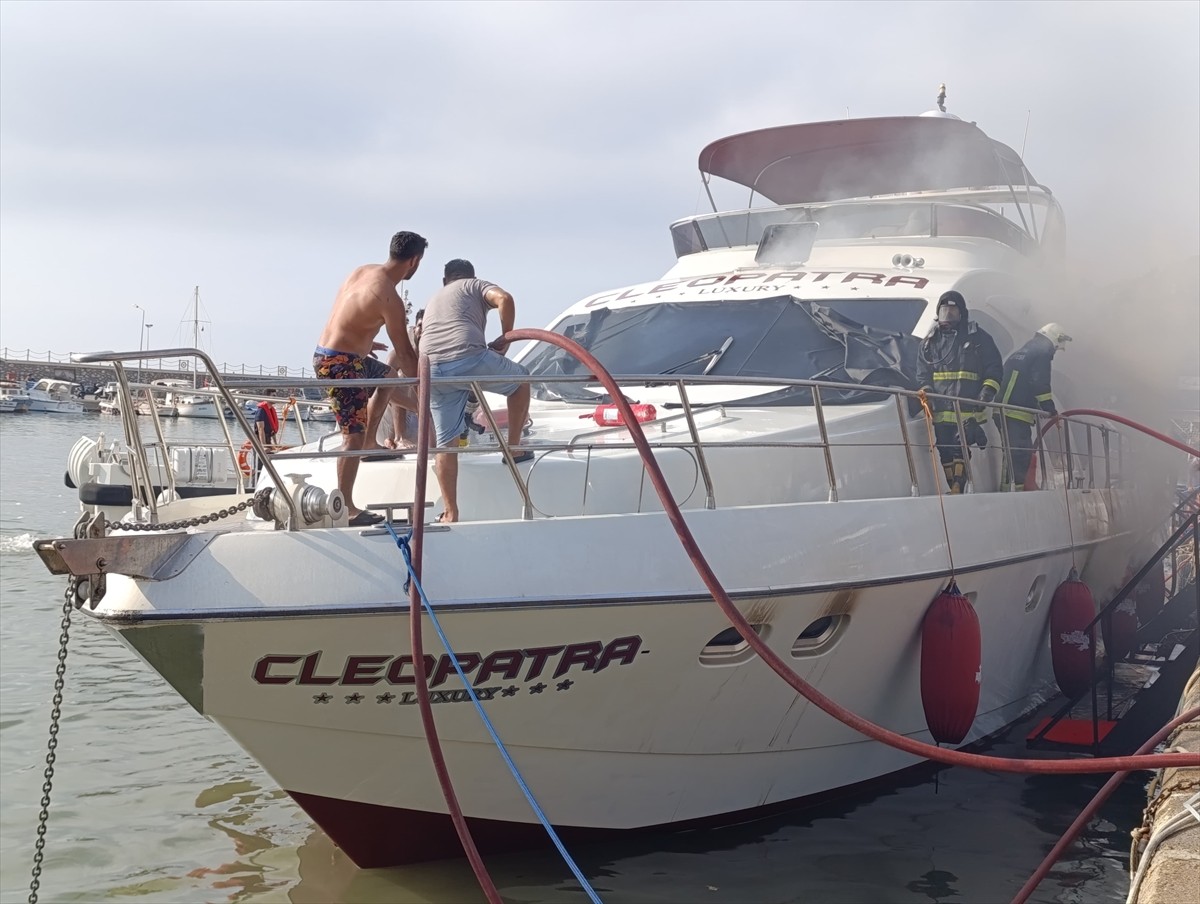 Antalya'nın Alanya ilçesinde, barınakta demirli lüks gezi teknesinde çıkan yangın ekiplerin ve...