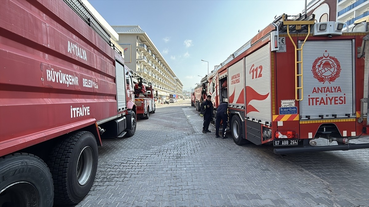 Antalya'nın Alanya ilçesinde bir otelde çıkan yangın söndürüldü. 
