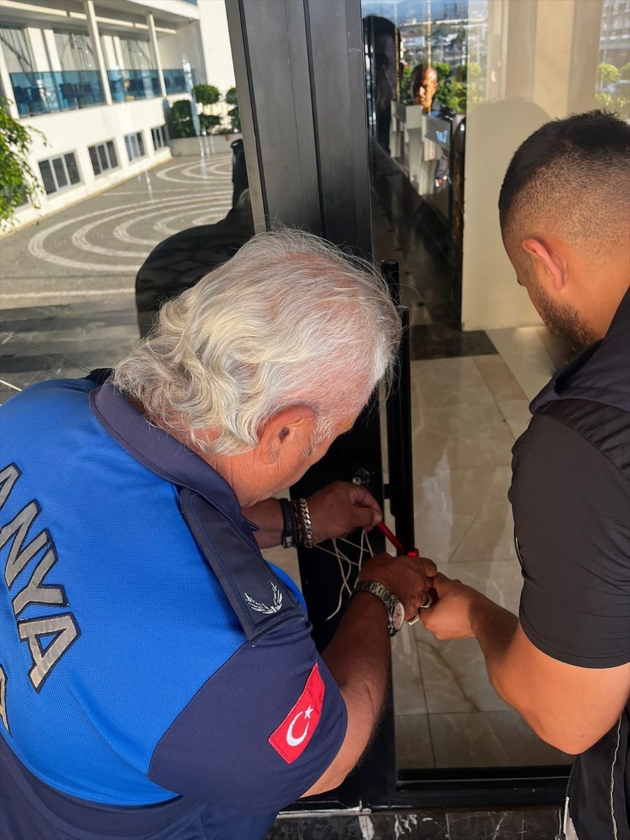 Antalya'nın Alanya ilçesinde ruhsatsız çalıştırıldığı belirtilen otelin 112. kez mühürlendiği...