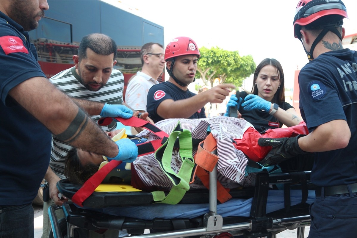 Antalya'nın Konyaaltı İlçesinde özel halk otobüsü ile panelvanın karıştığı kazada 3 kişi...