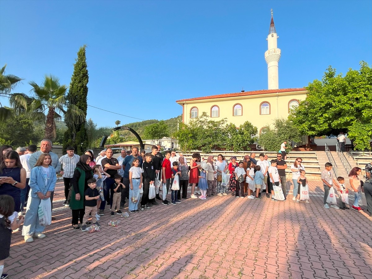 Antalya'nın Kumluca ilçesinde yıllardır devam eden çocuklara şeker dağıtma geleneği, Kurban...