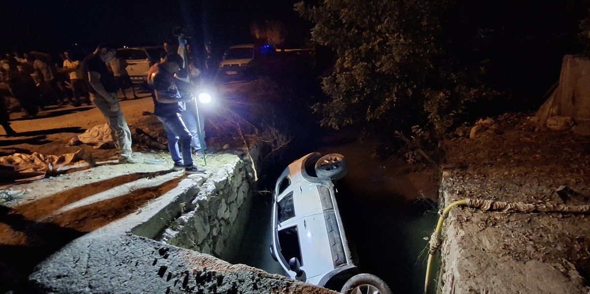 Antalya'nın Manavgat ilçesinde otomobilin sulama kanalına devrilmesi sonucu 2 kişi hayatını...