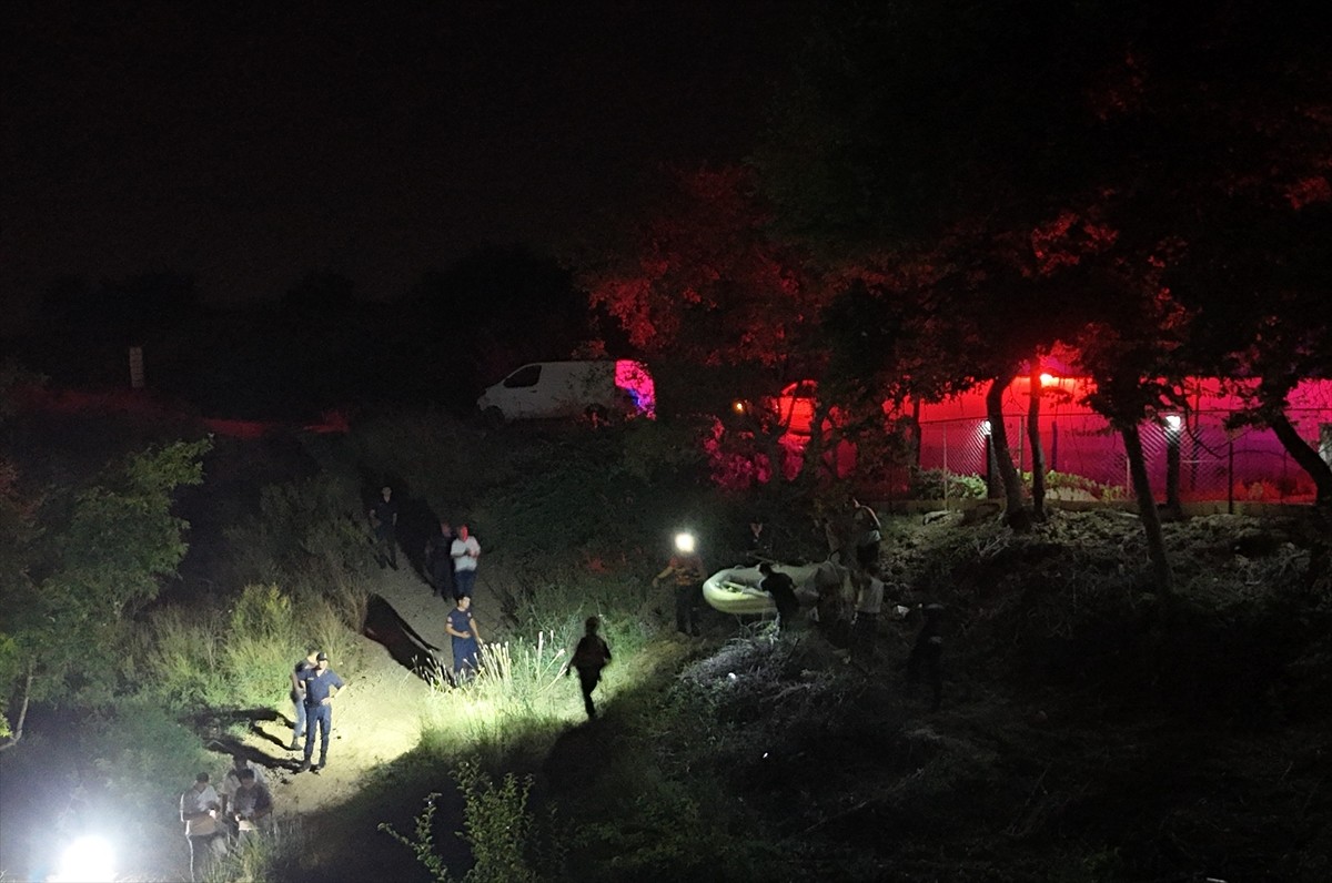 Antalya'nın Manavgat ilçesindeki Manavgat Şelalesi yakınlarında su seviyesinin aniden...