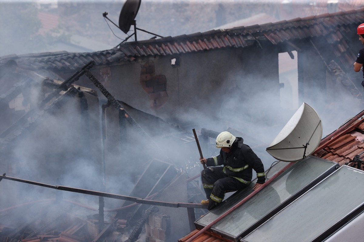 Antalya'nın Muratpaşa ilçesindeki tarihi Kaleiçi'ndeki bir otelde başlayan ve yanındaki 2...