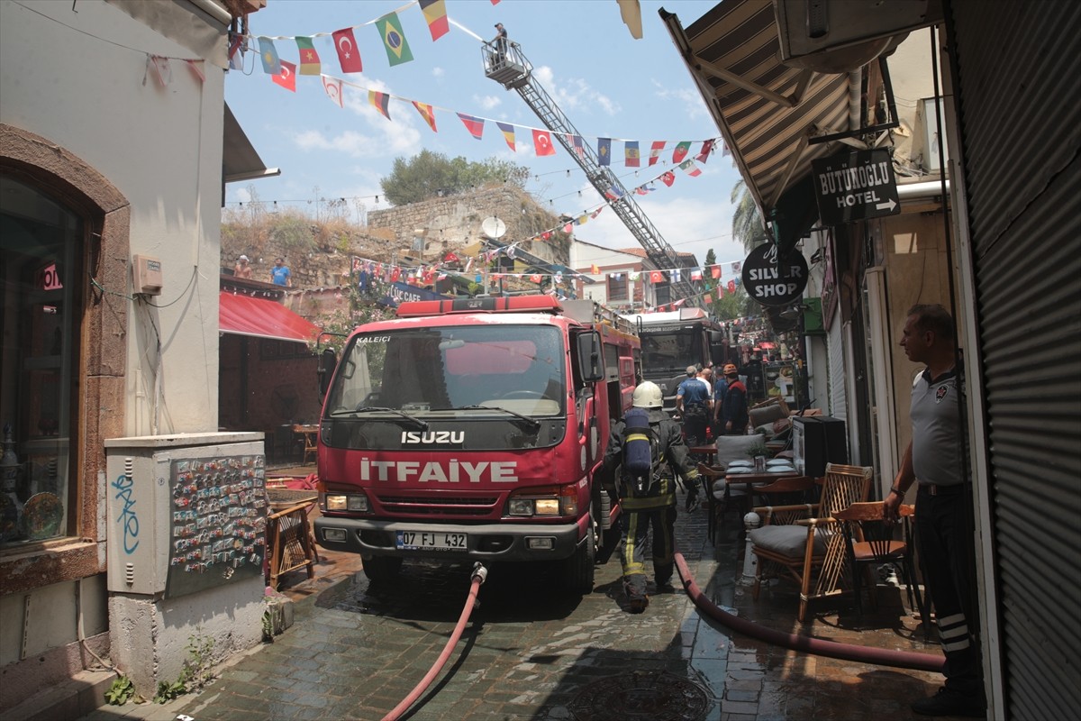 Antalya'nın Muratpaşa ilçesindeki tarihi Kaleiçi'ndeki bir otelde başlayan ve yanındaki işletmeye...