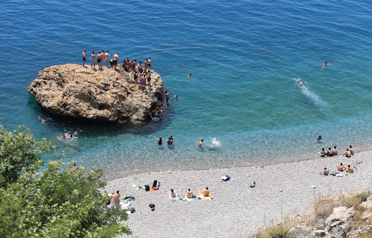 Antalya sahillerinde, Kurban Bayramı arifesinden dolayı yoğunluk oluştu. Havanın 34, nemin yüzde...