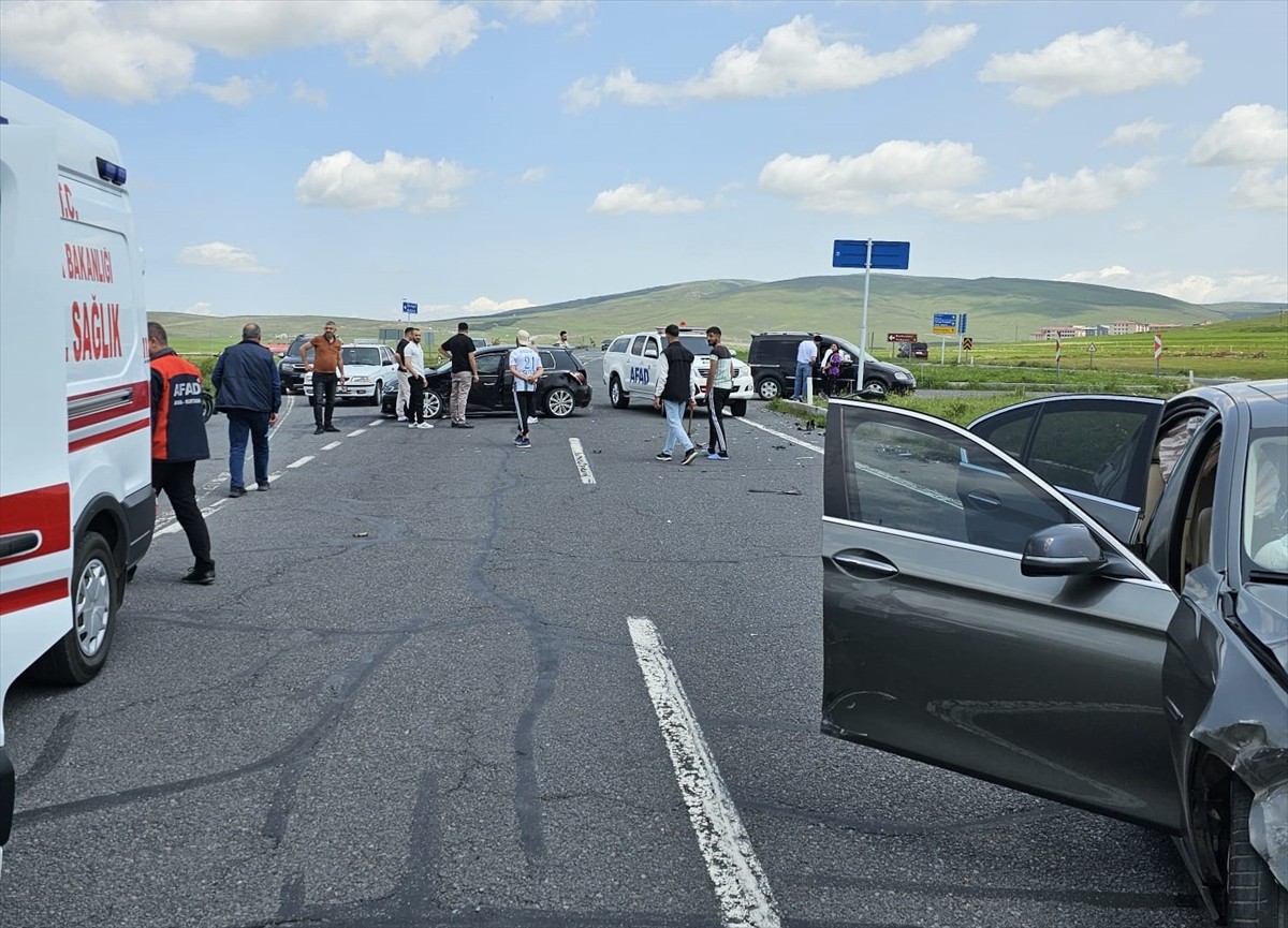 Ardahan'da iki otomobilin çarpışması sonucu 4 kişi yaralandı. İhbar üzerine kaza yerine sağlık...