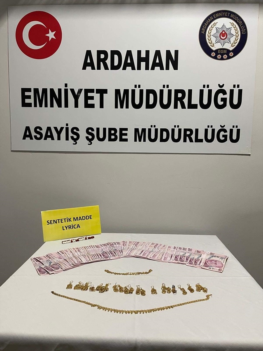Ardahan'da kuyumcuya sahte altın sattığı iddia edilen 3 şüpheli gözaltına alındı. Olaya ilişkin...