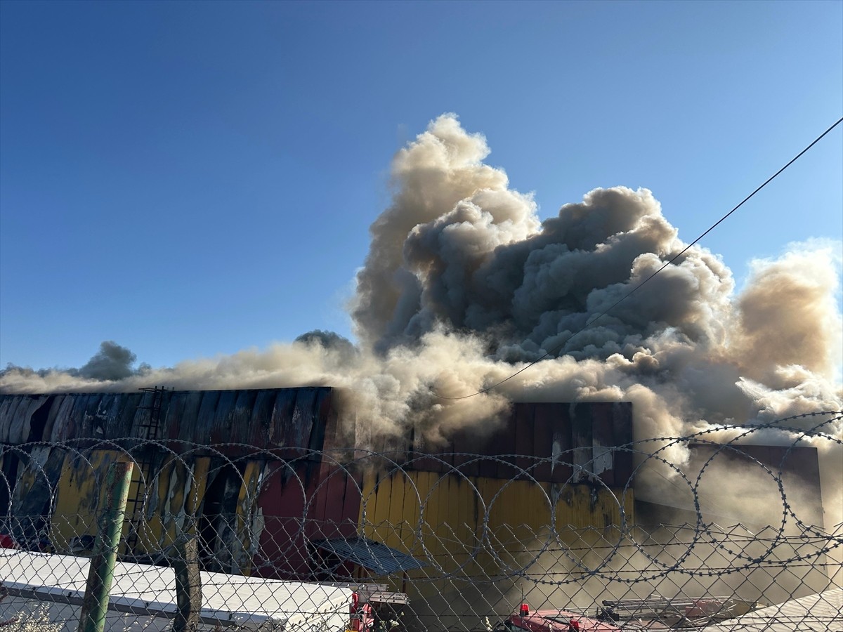 Arnavutköy'de lojistik deposunda çıkan yangına itfaiye ekipleri müdahale ediyor.