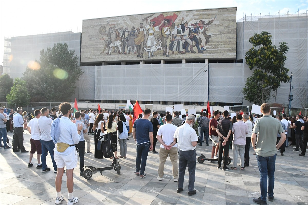 Arnavutluk'un başkenti Tiran'da Filistin’e destek gösterisi ve yürüyüşü düzenlendi. Göstericiler...