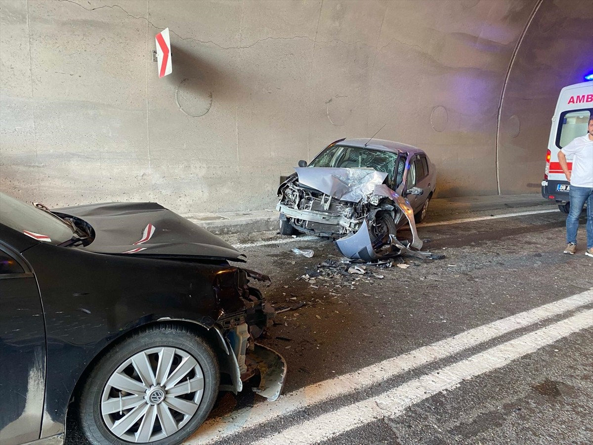 Artvin'de tünel içinde iki otomobilin çarpışması sonucu 5 kişi yaralandı. İhbar üzerine kaza...