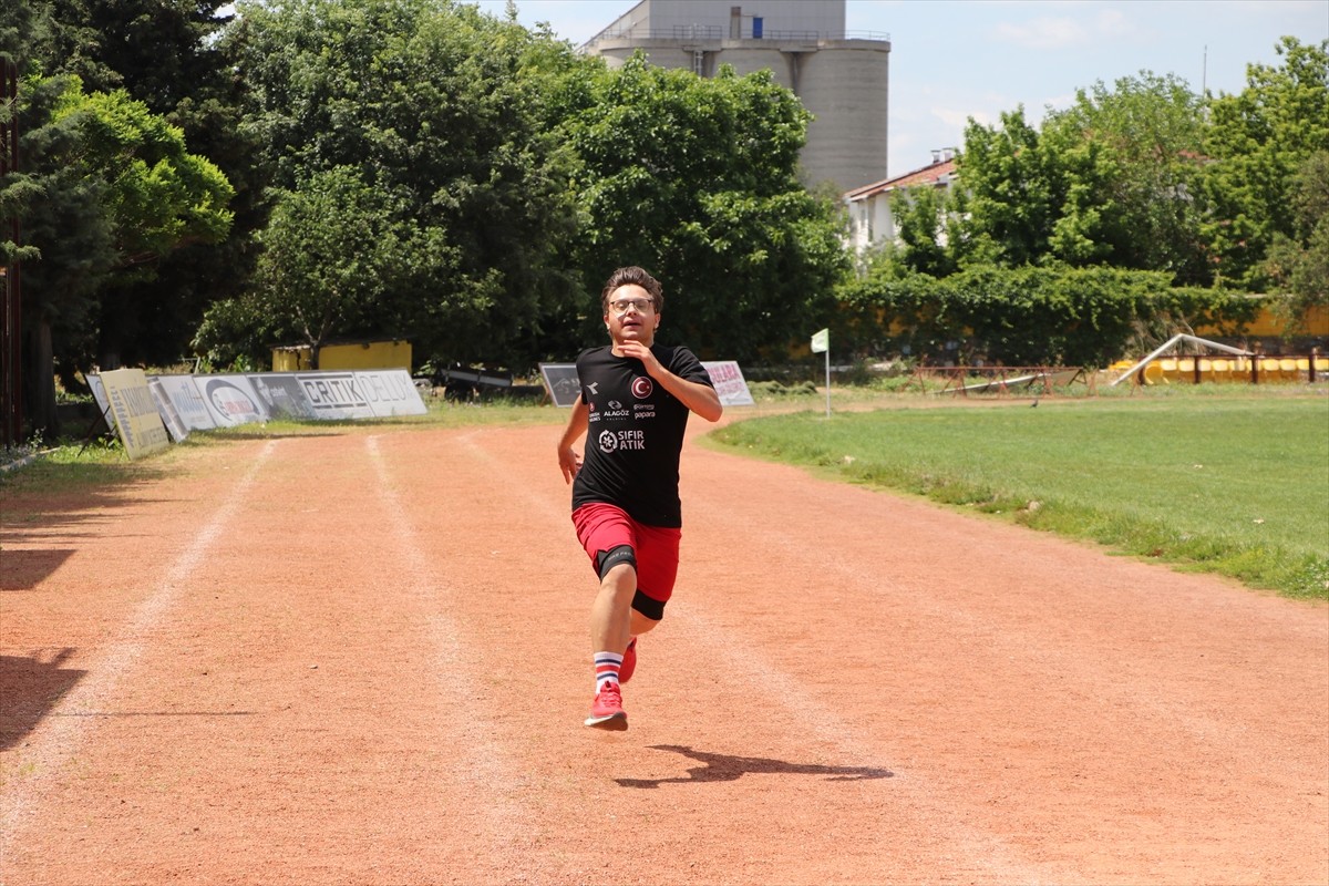 Atletizmde dünya ve Avrupa şampiyonluğu bulunan down sendromlu milli sporcu Emirhan Akçakoca...