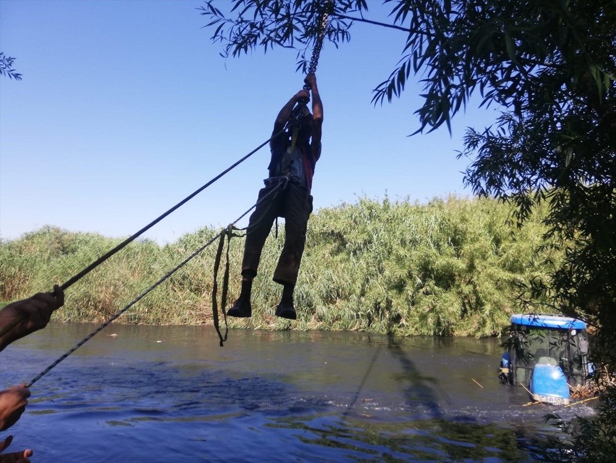 Aydın'da traktörüyle geçmek istediği Büyük Menderes Nehri'nde su seviyesinin ani yükselmesi...