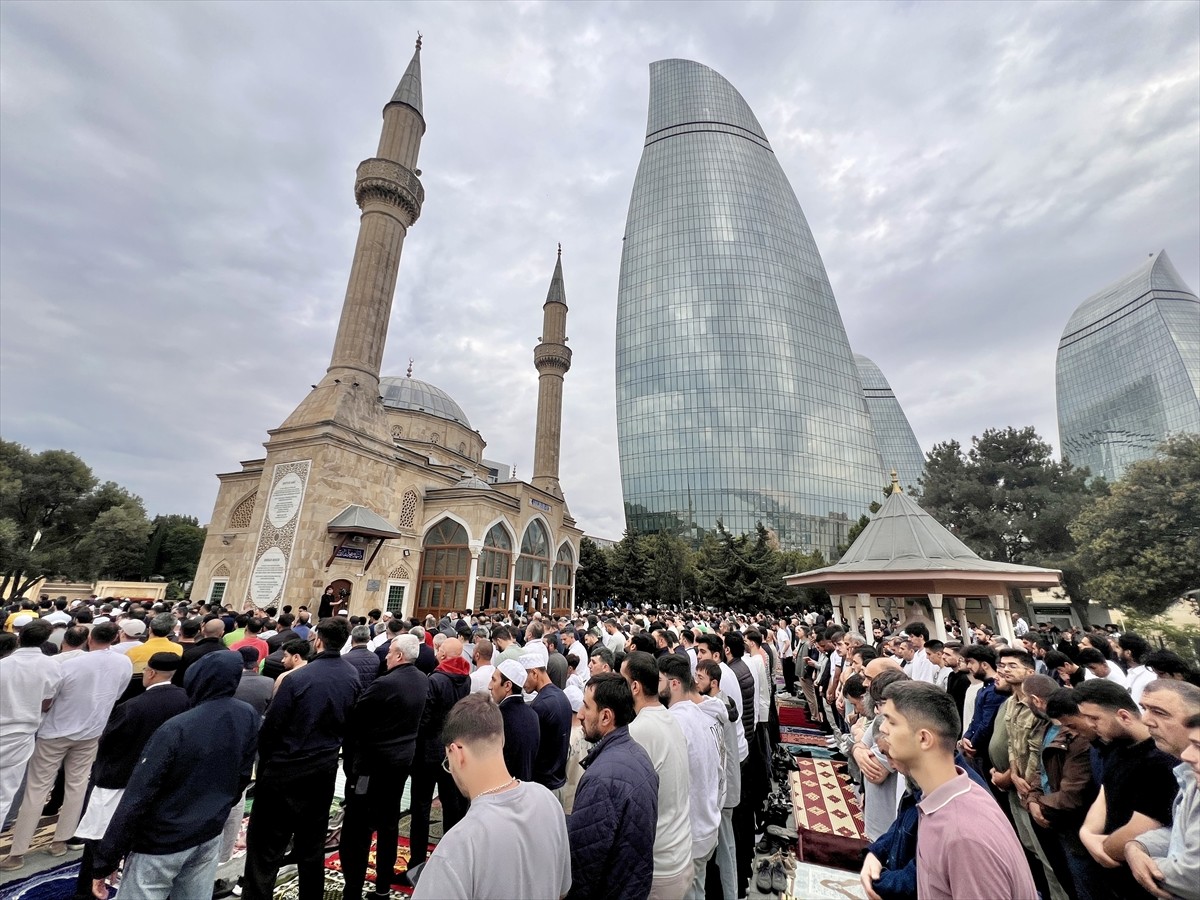 Azerbaycan'ın başkenti Bakü'de Kurban Bayramı dolayısıyla Şehitlik Camisi'ne gelenler bayram...