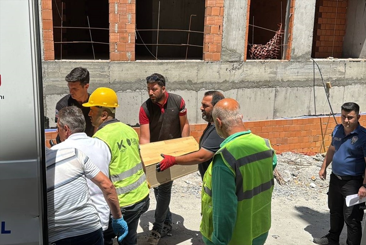 Bağcılar'da bir genç, babasını silahla vurarak öldürdü. Olay yeri inceleme ekiplerinin...