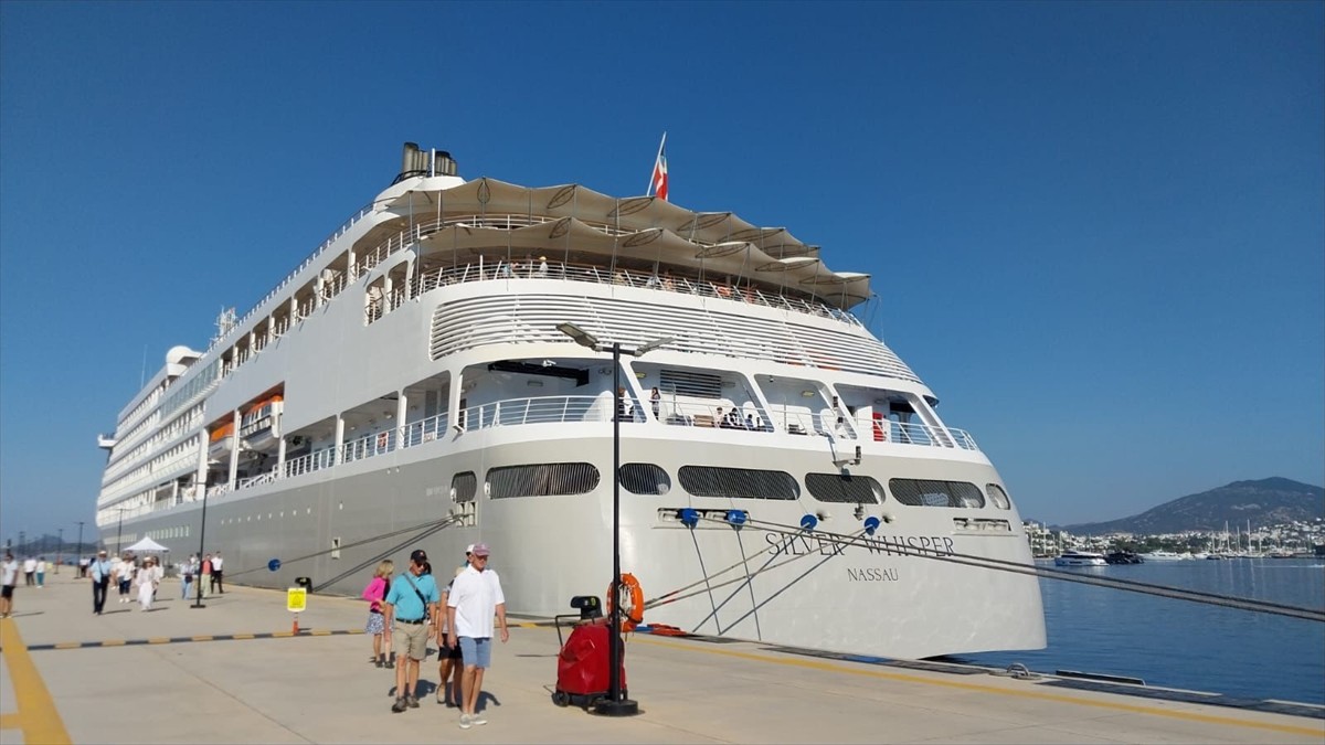 Bahama bandıralı "Silver Whisper" adlı kruvaziyer, 381 yolcusuyla Muğla'nın Bodrum ilçesindeki...
