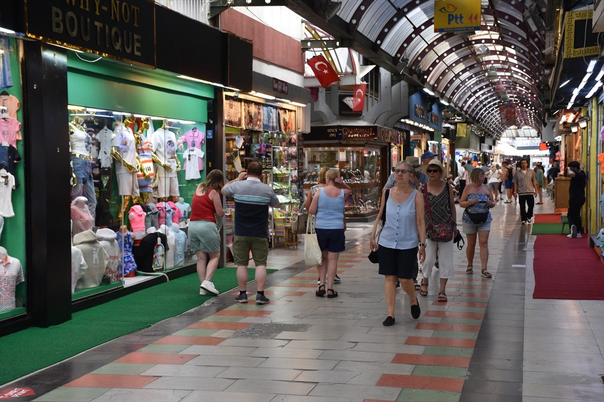 Bahamalar bayraklı kruvaziyer " Marella Discovery 2", 1797 yolcusuyla Muğla'nın Marmaris ilçesine...