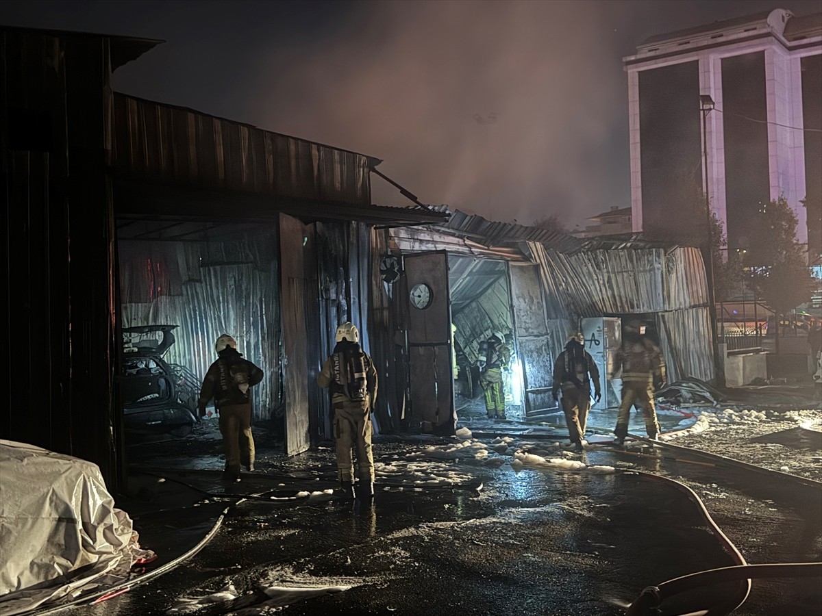 Bahçelievler'de oto saniye sitesindeki bir tamirhanede çıkan ve yanındaki iş yerlerine sıçrayan...