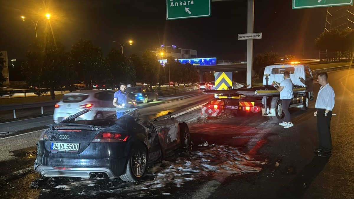 Bahçelievler'de seyir halindeyken yanan otomobil kullanılamaz hale geldi.