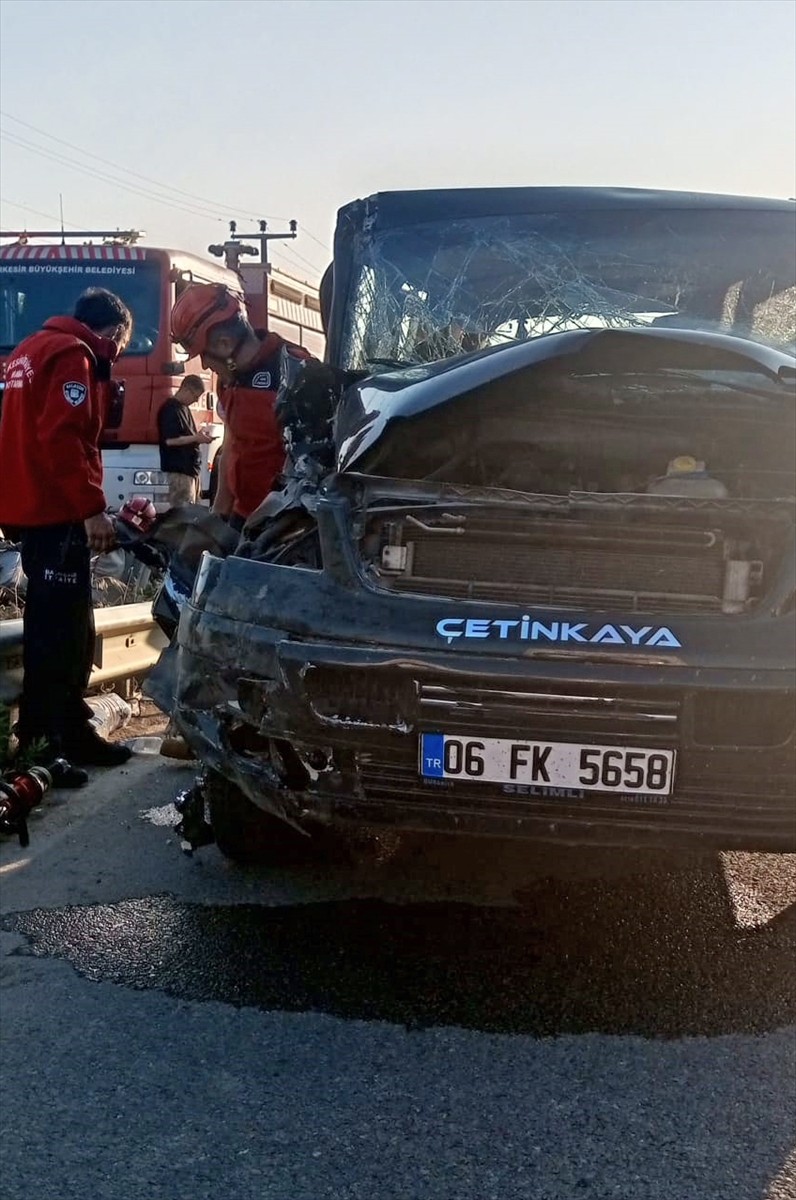 Balıkesir'in Edremit ilçesinde tomruk yüklü kamyon ile minibüsün çarpışması sonucu 1'ağır 6 kişi...