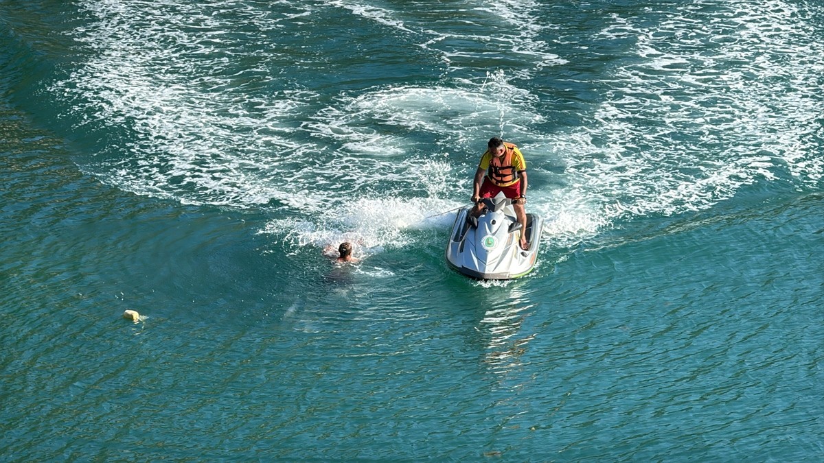 Bartın'da, 13 cankurtaran 7 sahilde denize girenlerin can güvenliğini sağlamak üzere göreve...