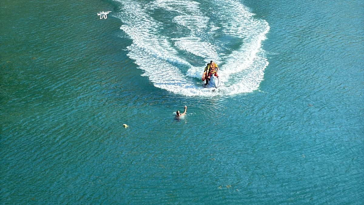Bartın'da, 13 cankurtaran 7 sahilde denize girenlerin can güvenliğini sağlamak üzere göreve...