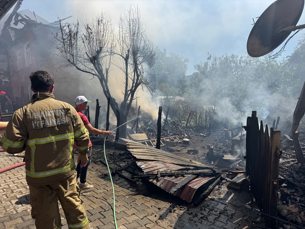 Bartın'da 2 evde hasara neden olan yangın itfaiye ekiplerince söndürüldü.