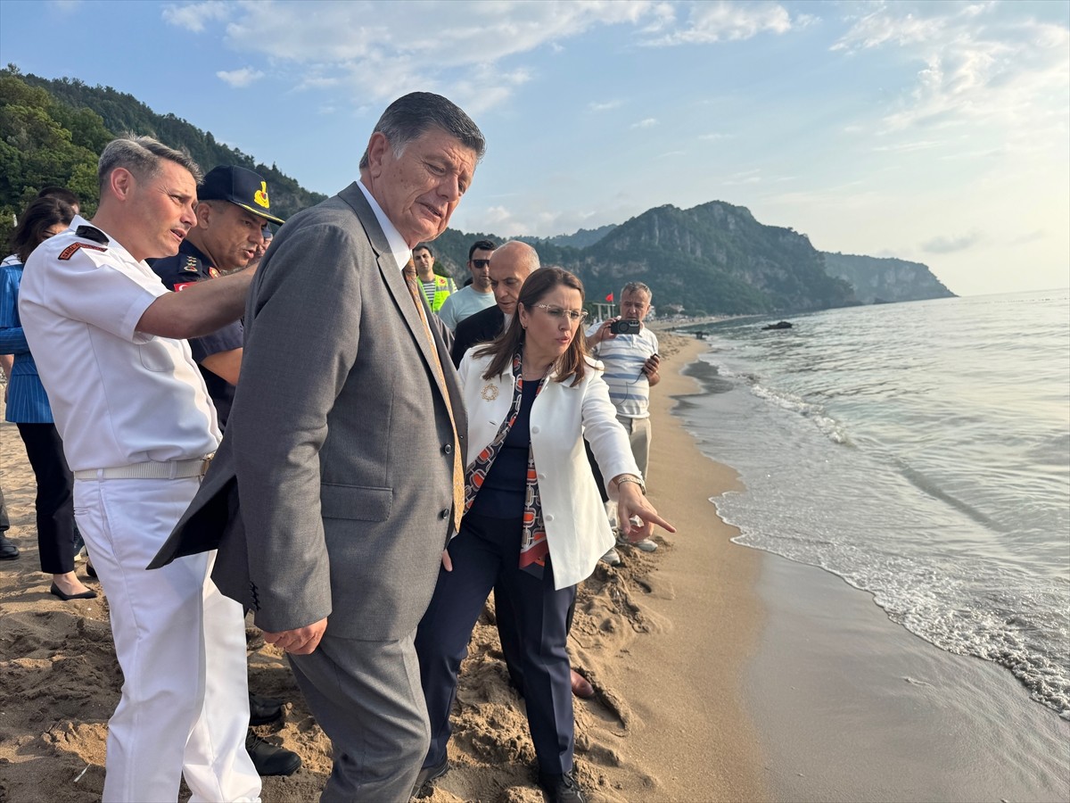 Bartın Valisi Nurtaç Arslan, Bartın Belediye Başkanı Rıza Yalçınkaya ile İnkumu sahilinde...