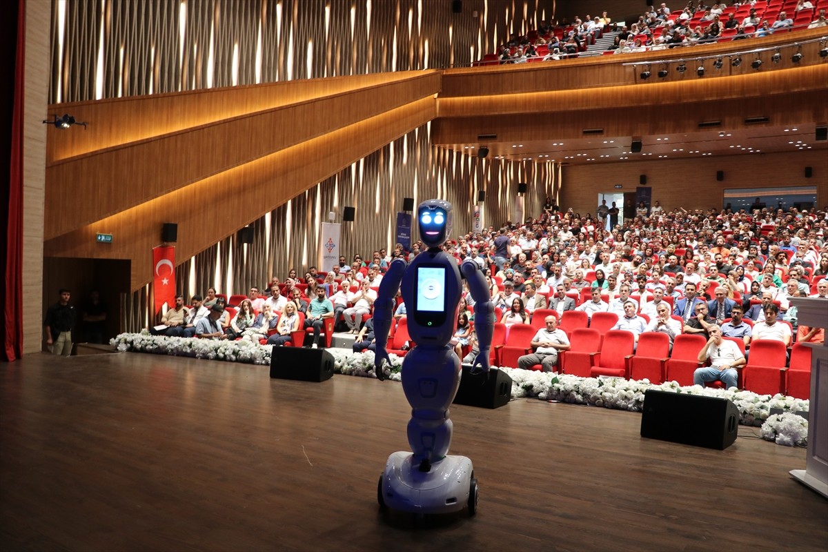 Batman'da İl Milli Eğitim Müdürlüğünce düzenlenen "Eğitimde Yapay Zeka Çalıştayı" başladı. Sahneye...