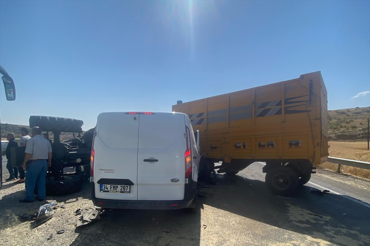 Batman'ın Kozluk ilçesinde panelvan ile traktörün çarpışması sonucu 3 kişi yaralandı.