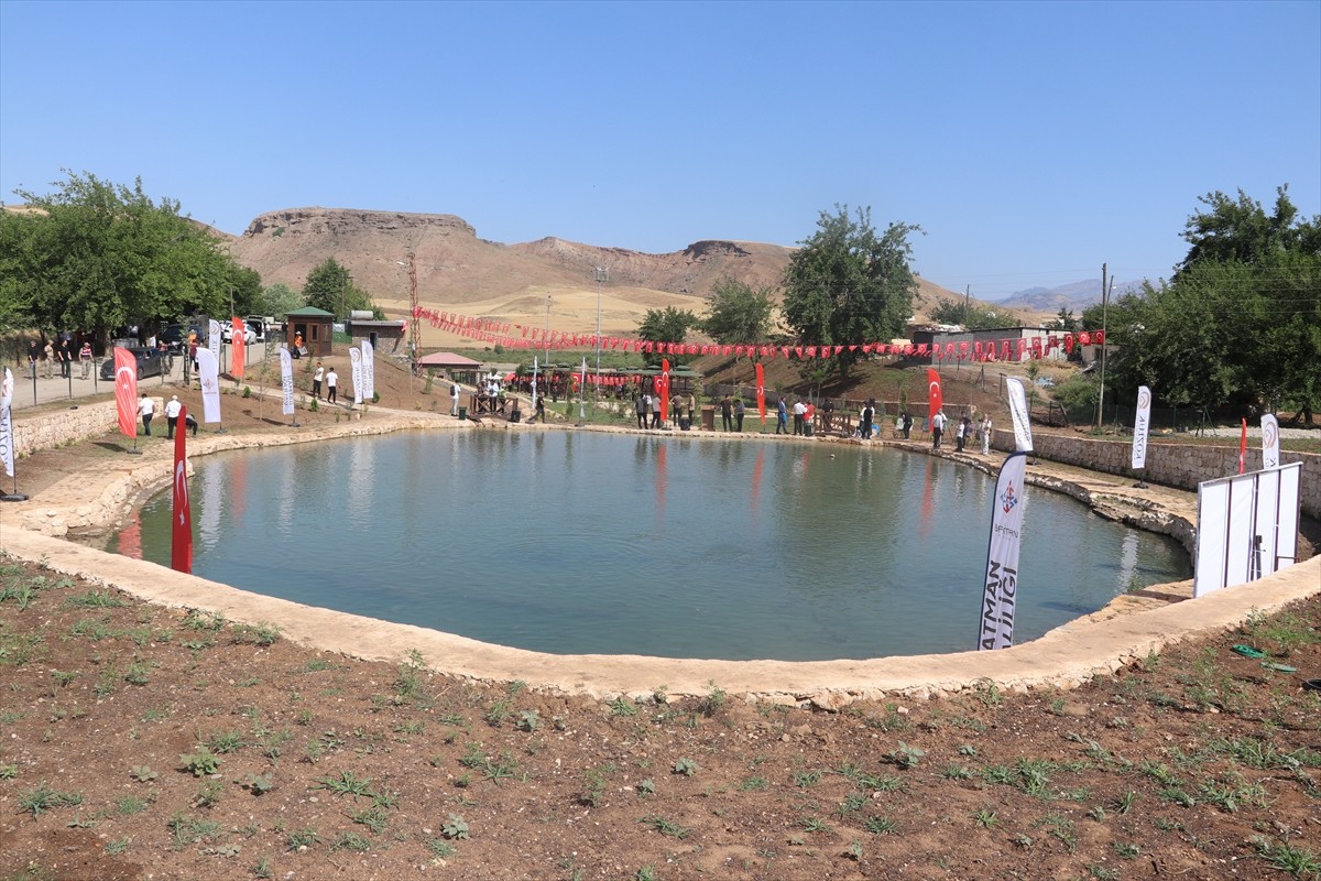 Batman'ın Kozluk ilçesinde, yaklaşık 3 bin yıllık Erzen Antik Kenti'nde yer alan balıklı göl...