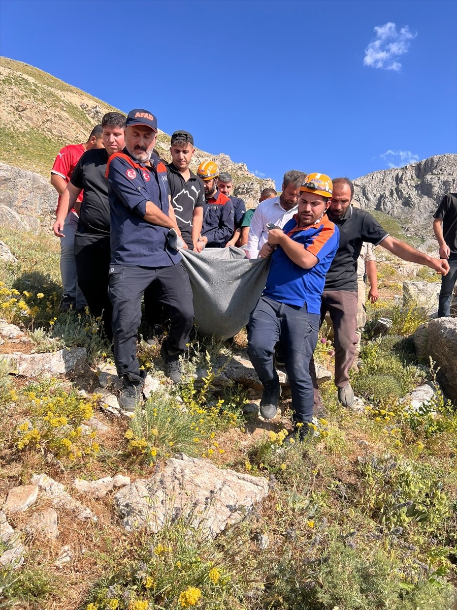 Batman'ın Sason ilçesinde bilirkişi heyetini taşıyan aracın şarampole yuvarlanması sonucu 5 kişi...