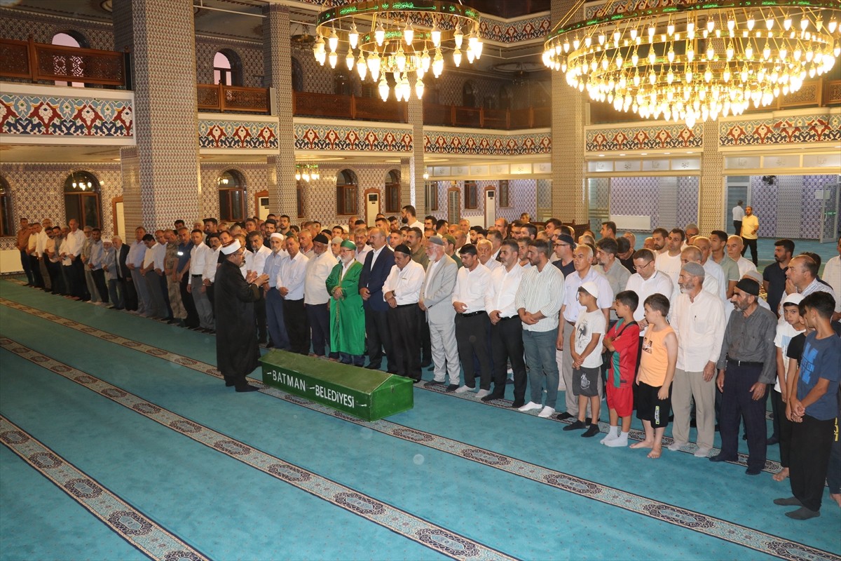  Batman'ın Sason ilçesinde bilirkişi heyetini taşıyan aracın şarampole yuvarlanması sonucu 5 kişi...