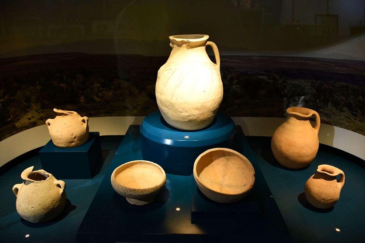 Batman'ın tarihi Hasankeyf ilçesinde bulunan Hasankeyf Müzesi'nde 2 bin 300 yıllık 26 tarihi eser...